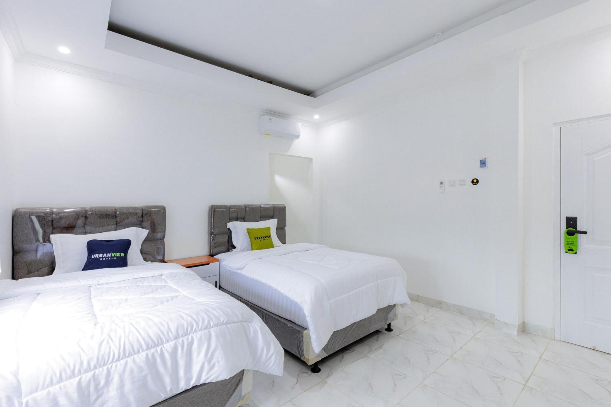 Urbanview Hotel Amira Syariah Bogor Pamoyanan Exterior foto