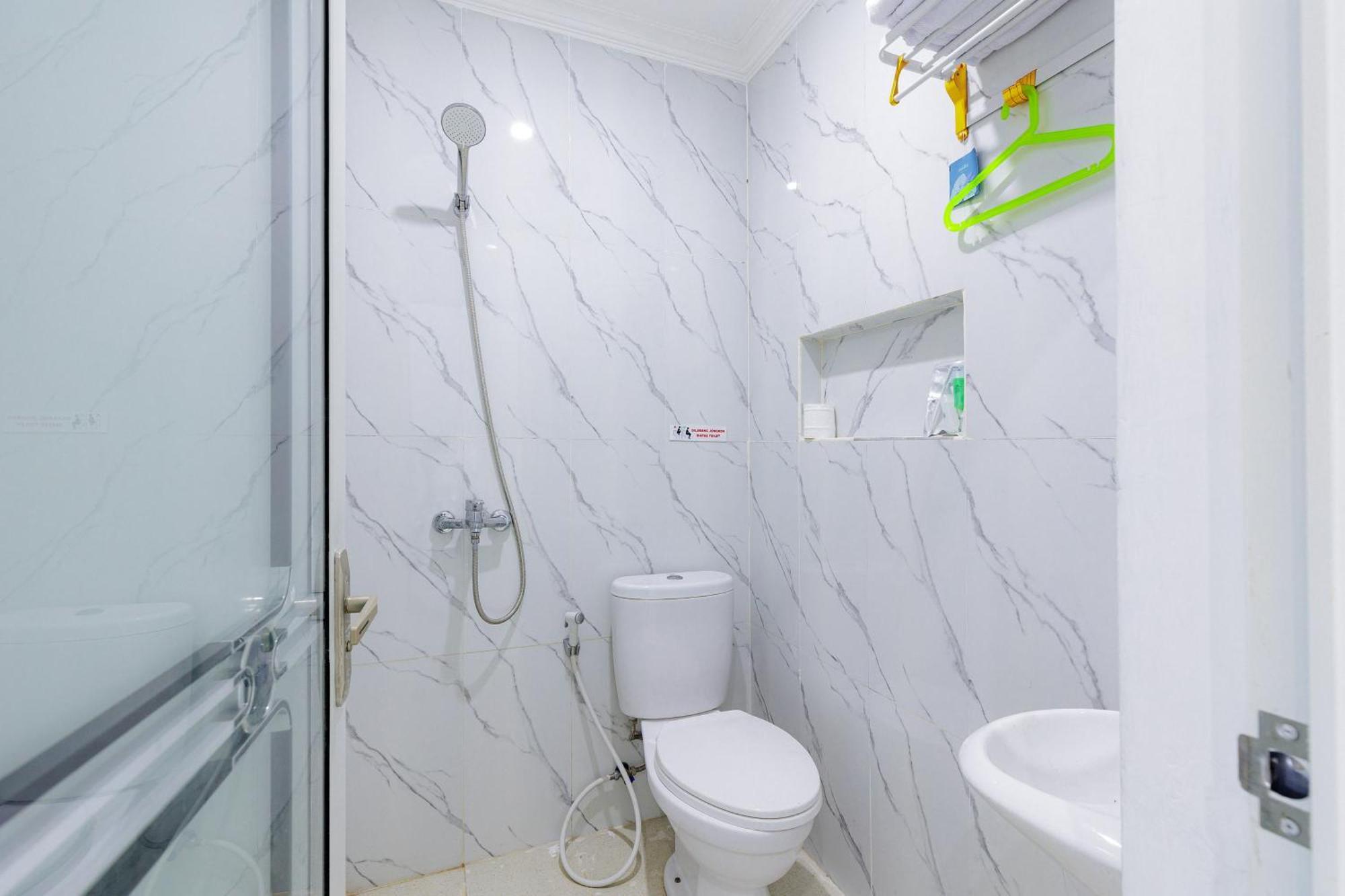 Urbanview Hotel Amira Syariah Bogor Pamoyanan Exterior foto